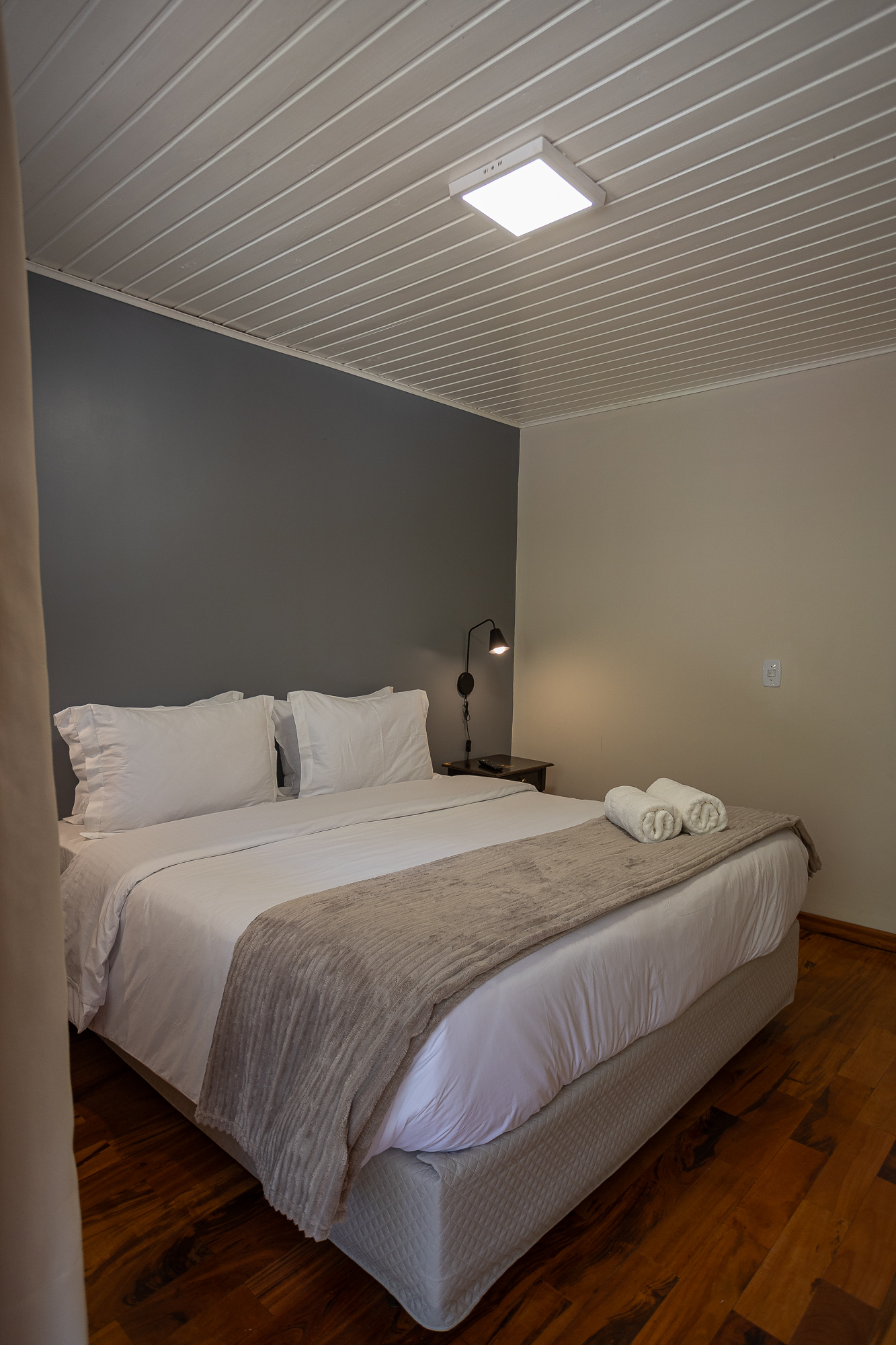 Quarto 200 — Cama de casal