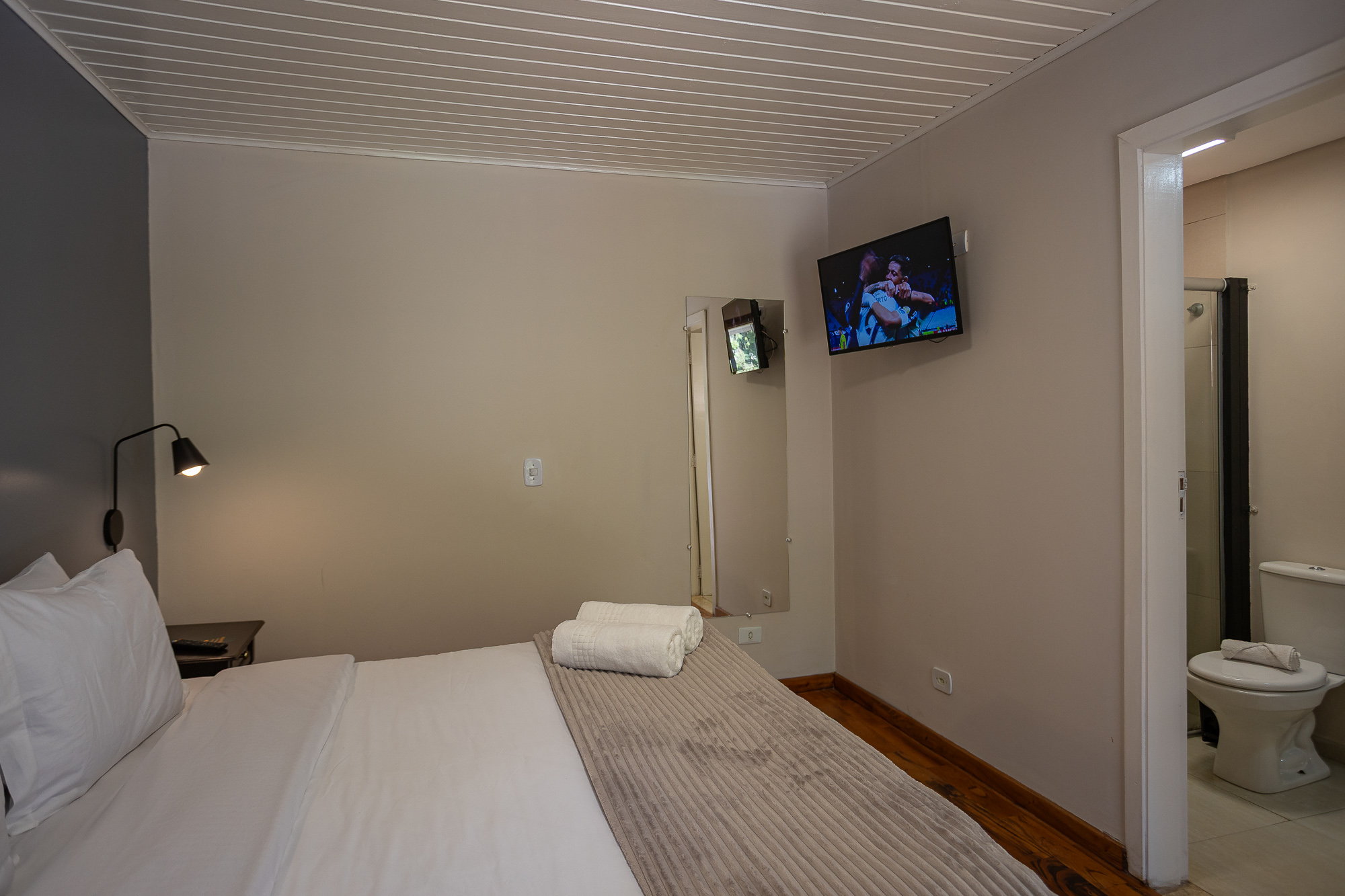 Quarto 200 — Quarto e televisão