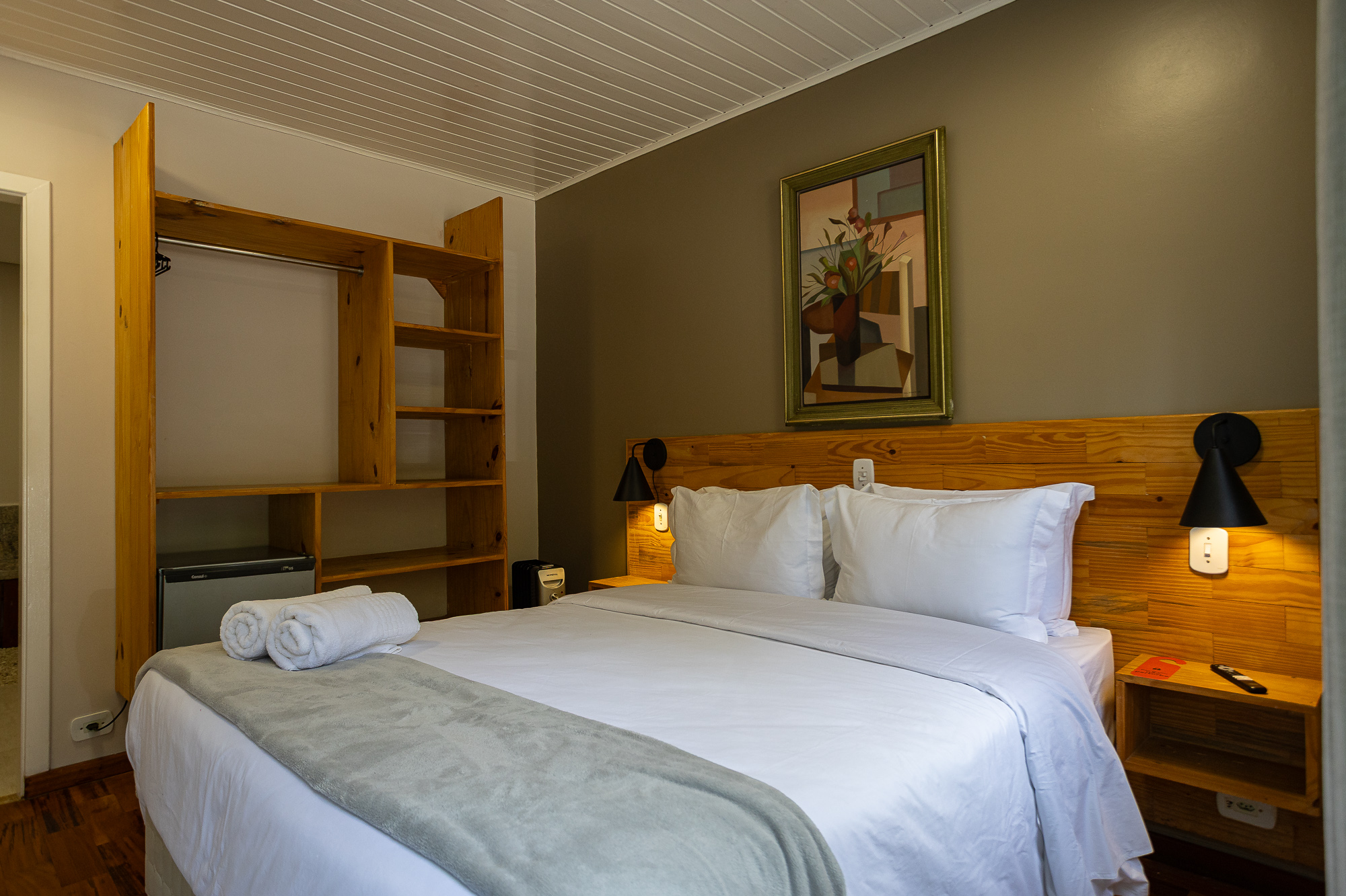 Quarto 201 — Cama de casal e cabeceira