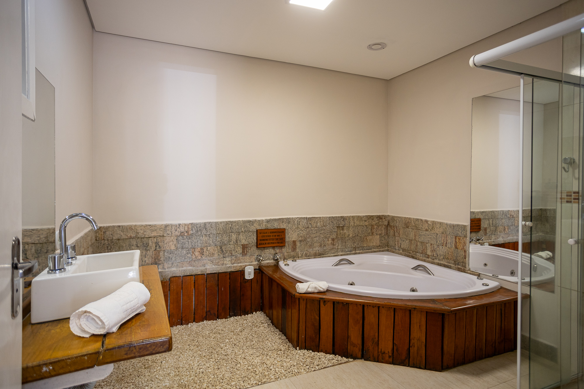 Quarto 201 — Banheiro com hidromassagem