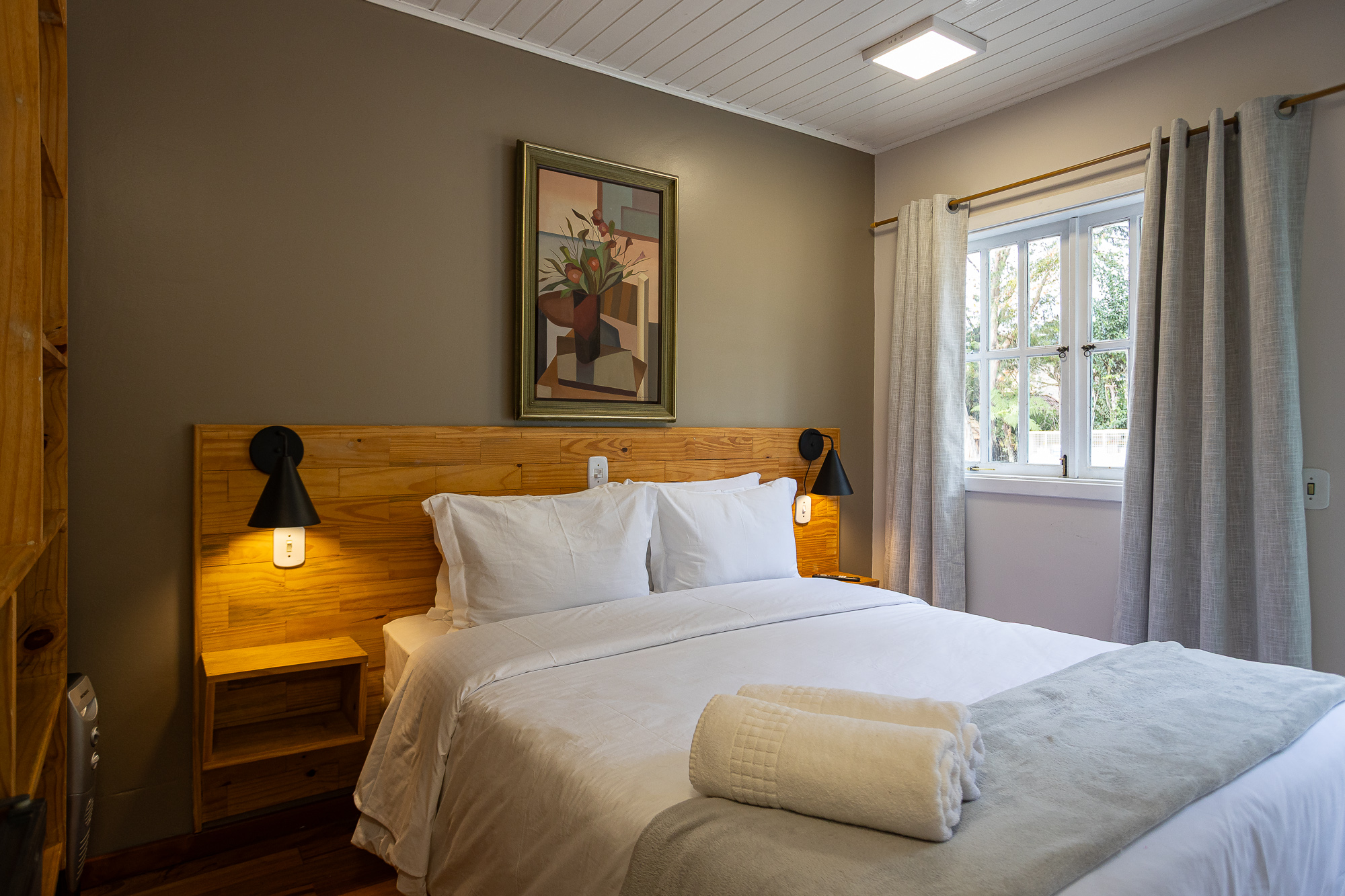 Quarto 201 — Cama e janela