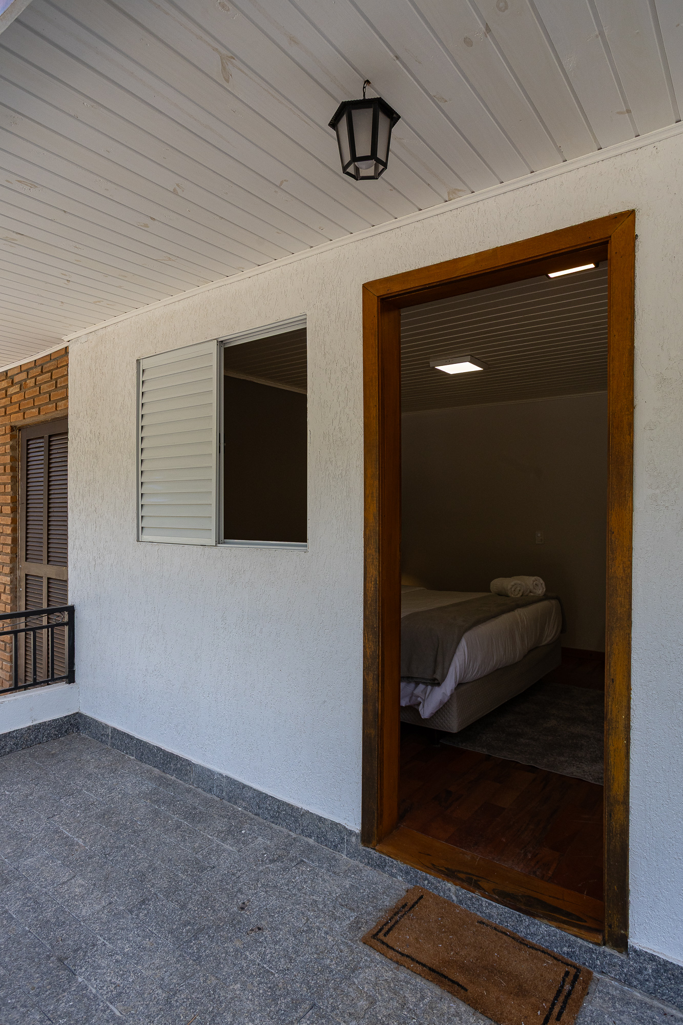 Quarto 202 — Entrada da acomodação
