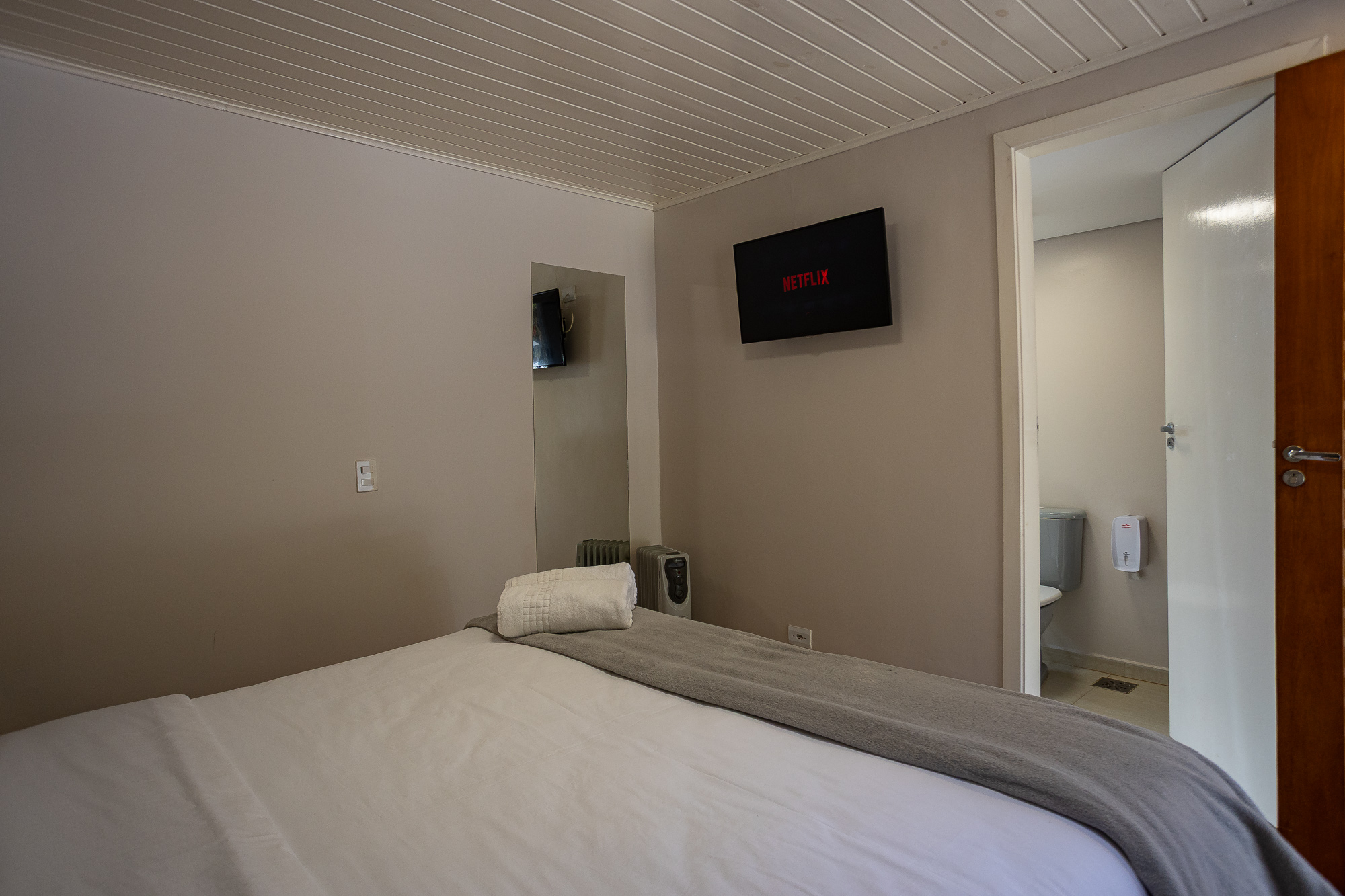 Quarto 202 — Quarto visto a partir da cama