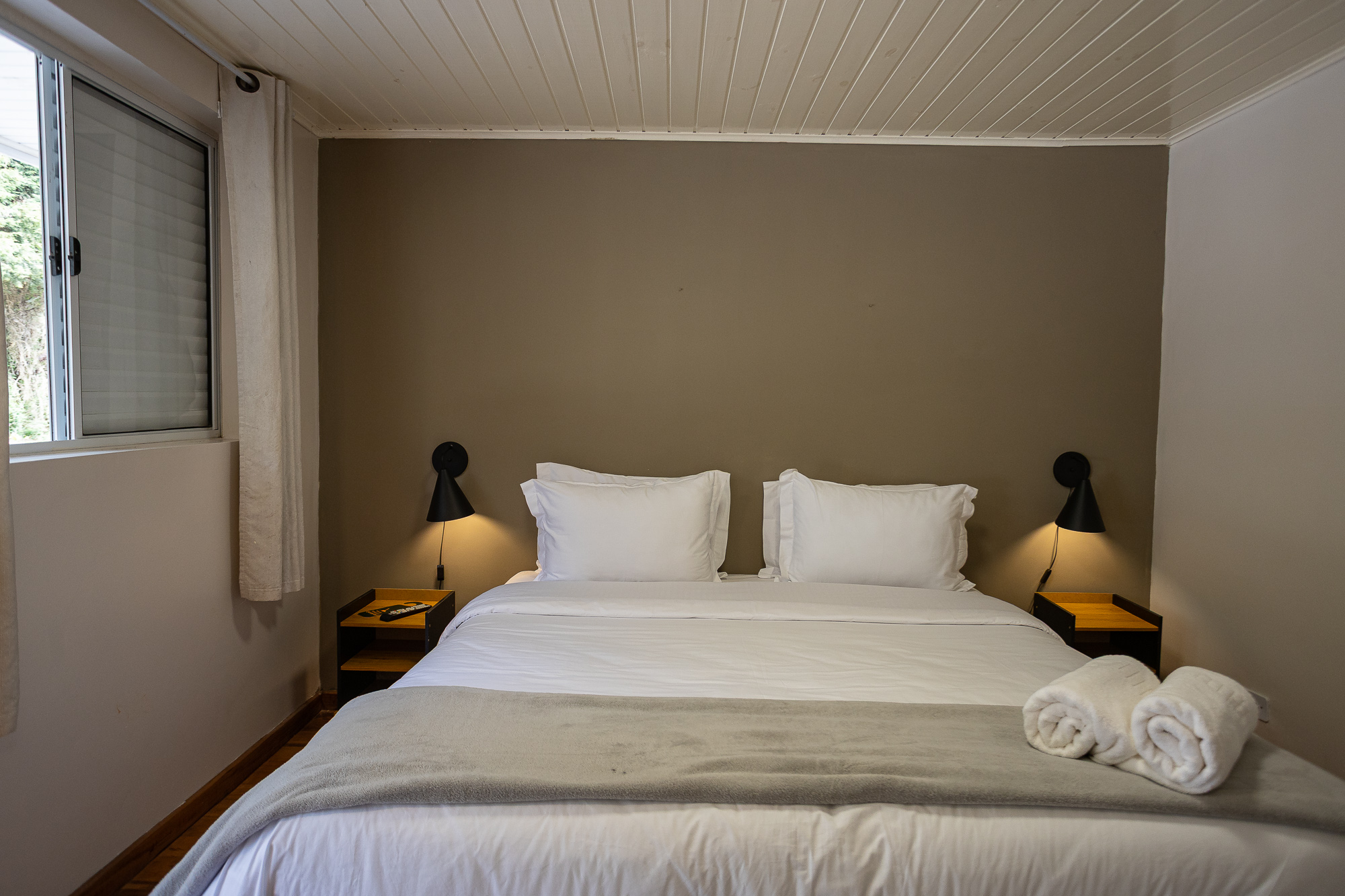 Quarto 202 — Vista frontal da cama