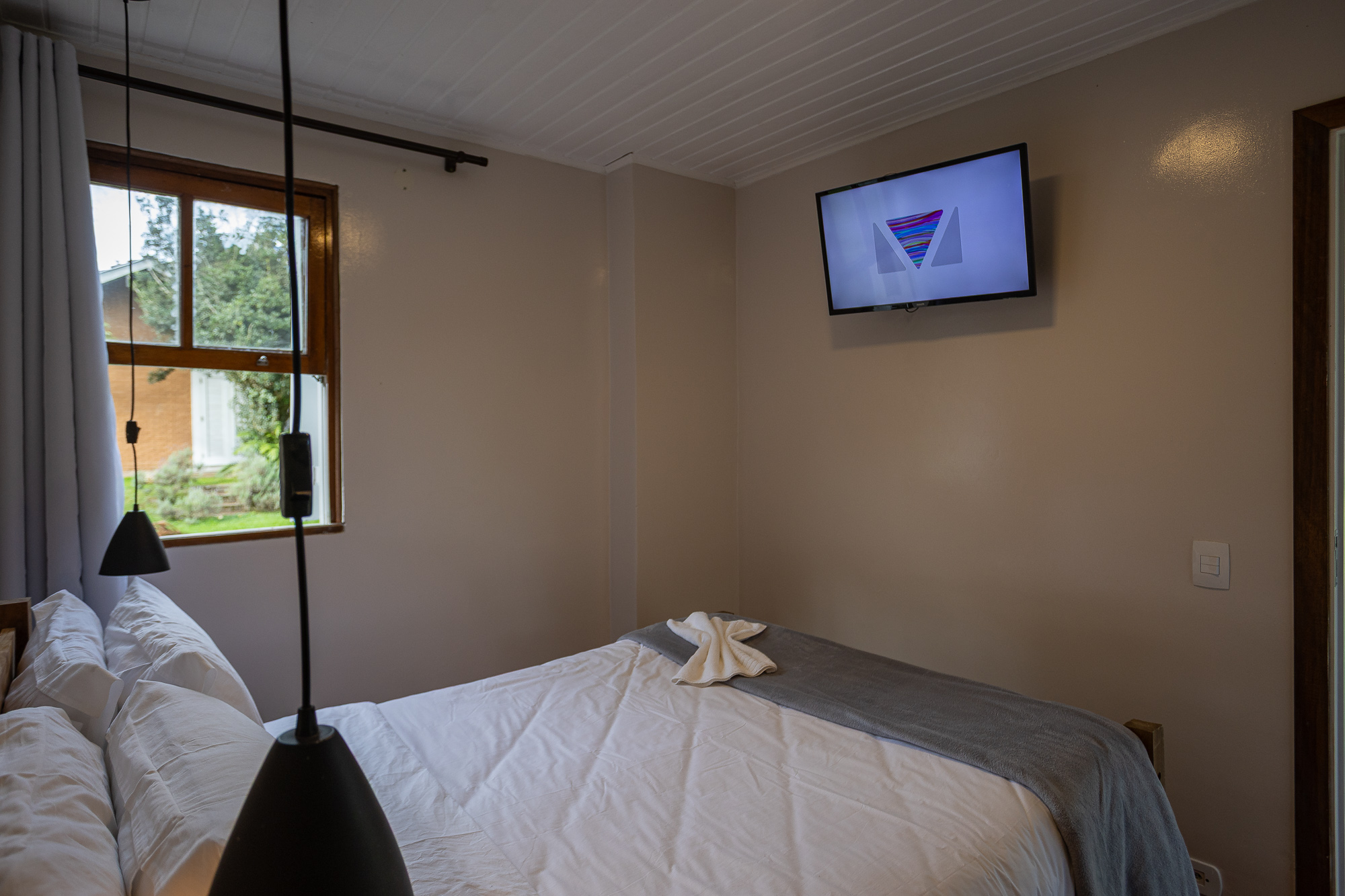 Quarto 301 — Quarto e janela