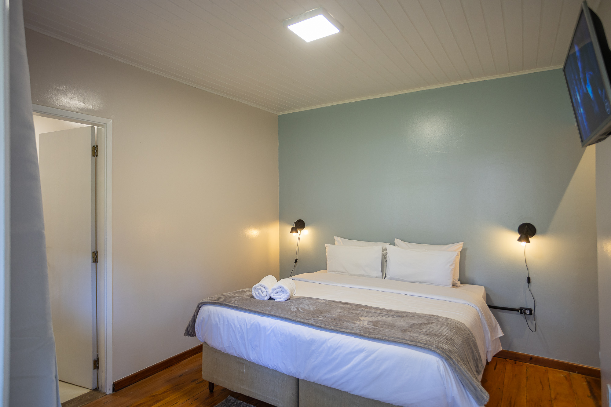Quarto 303 — Vista geral do quarto