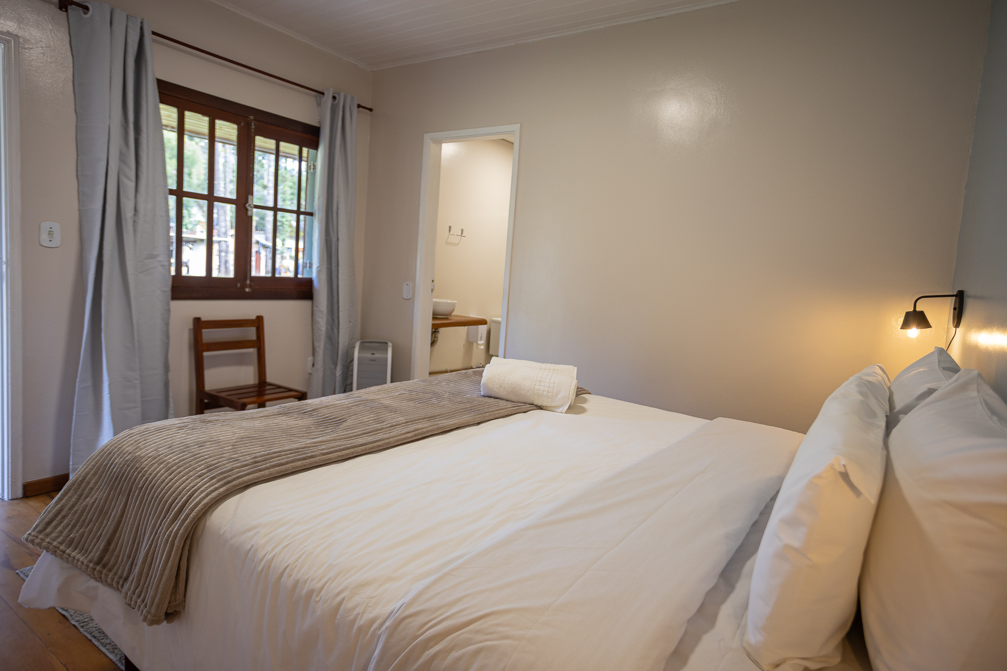 Quarto 303 — Quarto visto do lado da cama