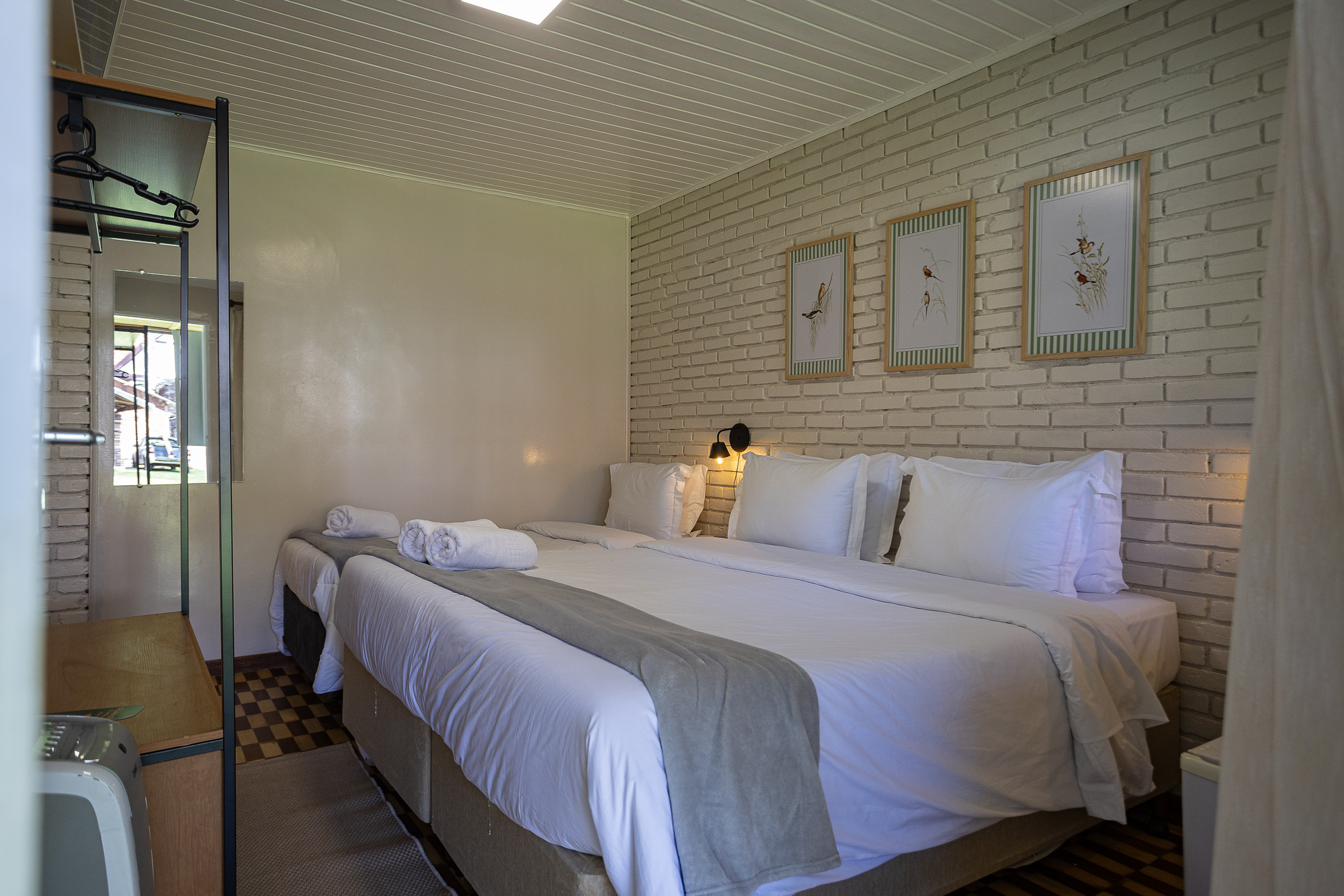 Quarto 304 — Camas de casal e solteiro