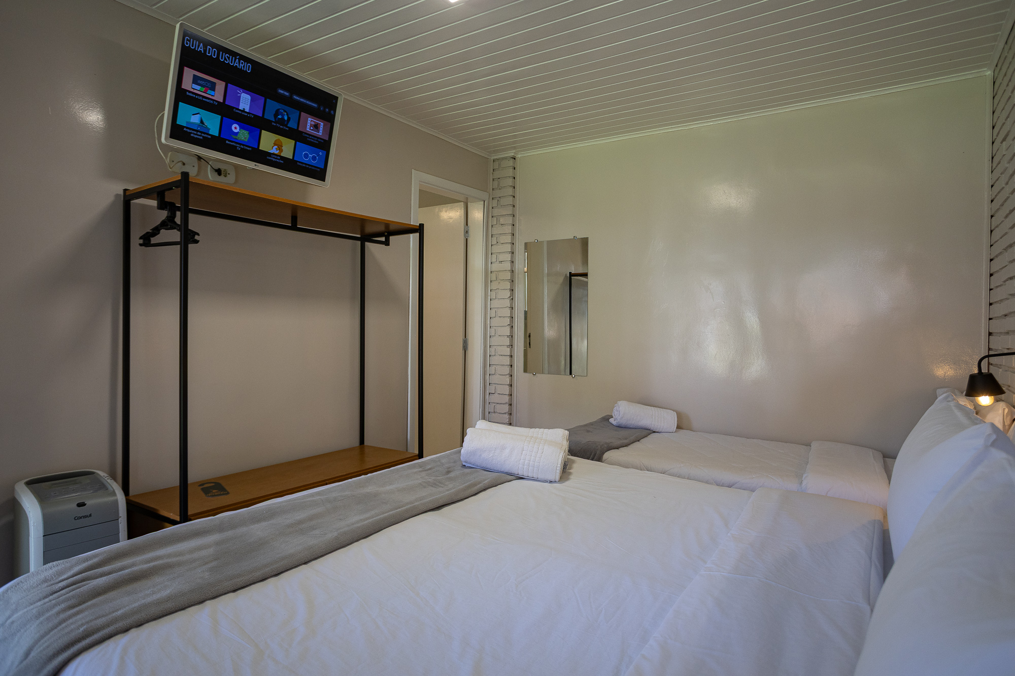 Quarto 304 — Televisão e mobiliário