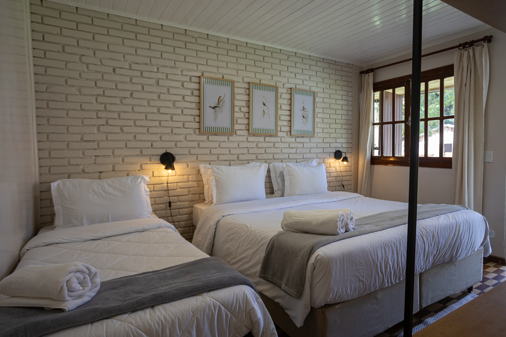Quarto 304 — Camas e janela