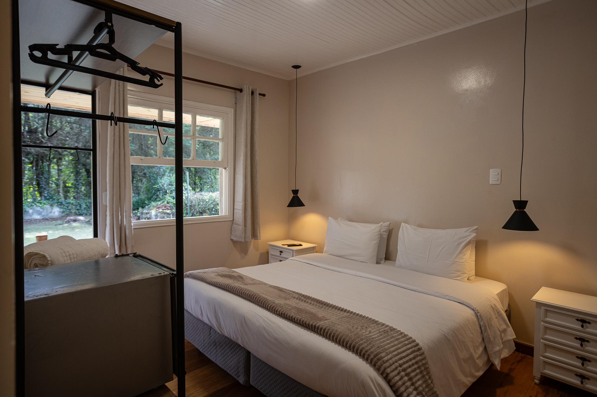 Quarto 307 — Cama e janela para o jardim