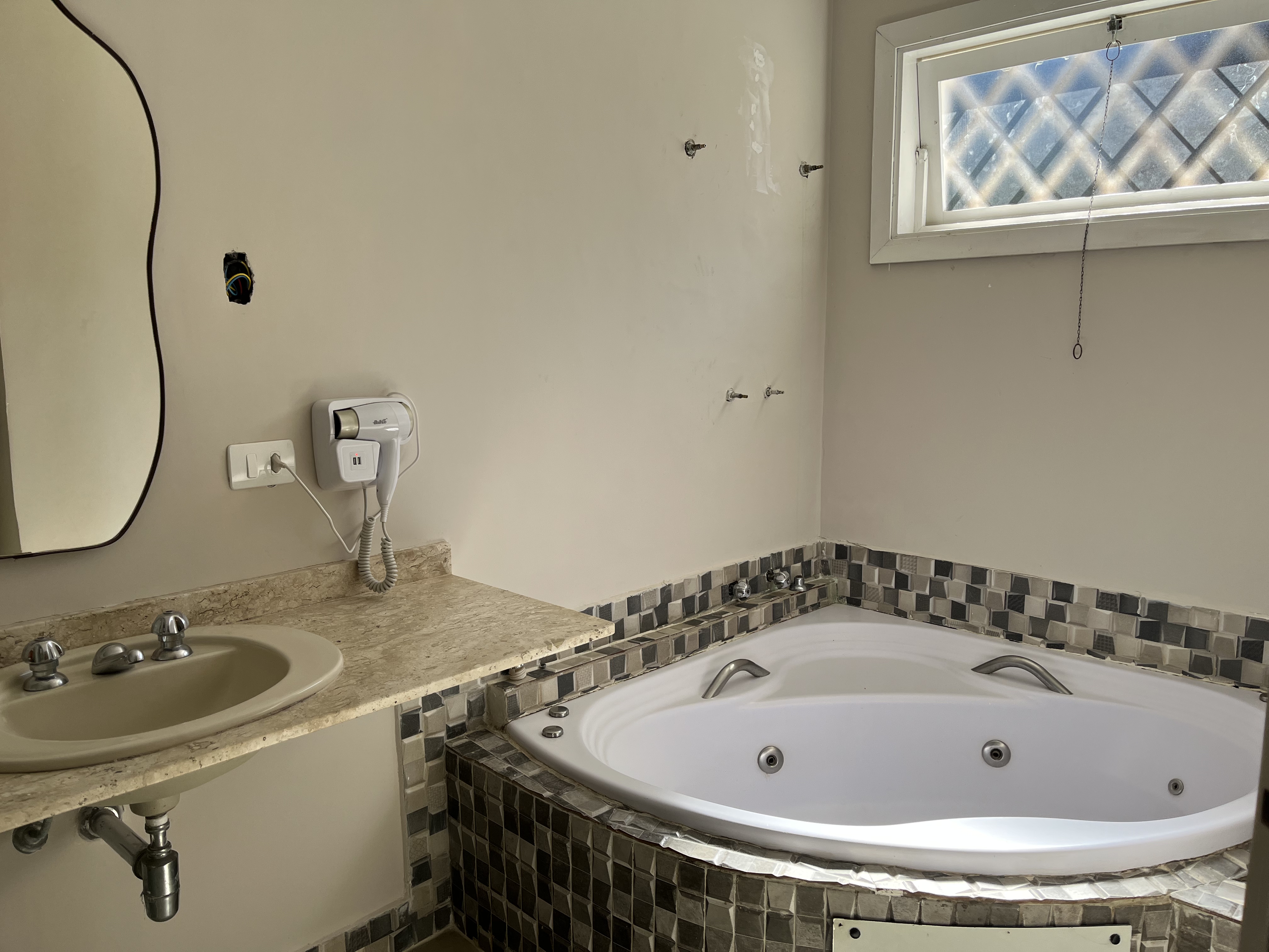 Quarto 105 — Banheira de hidromassagem