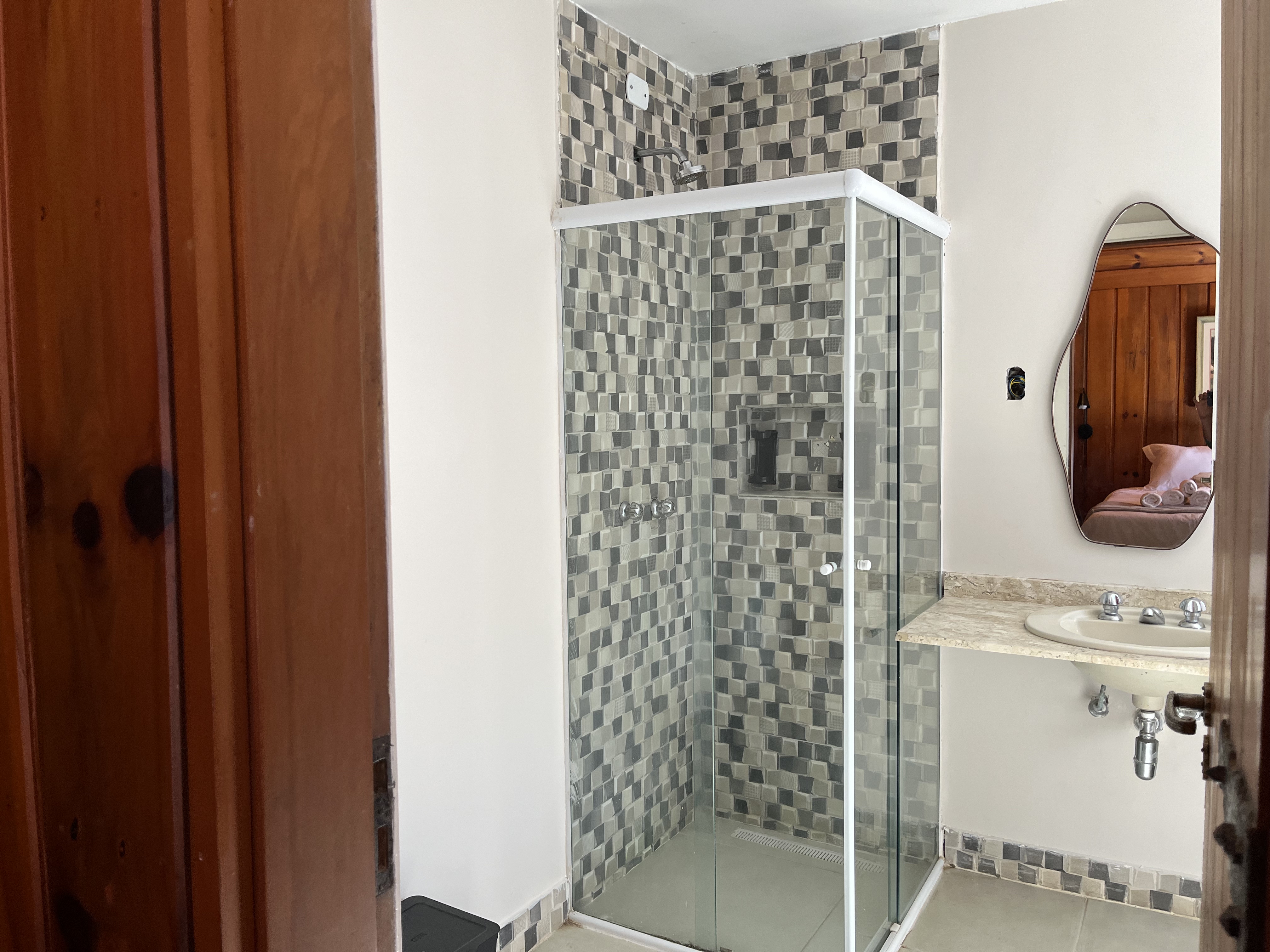 Quarto 105 — Banheiro com box e bancada