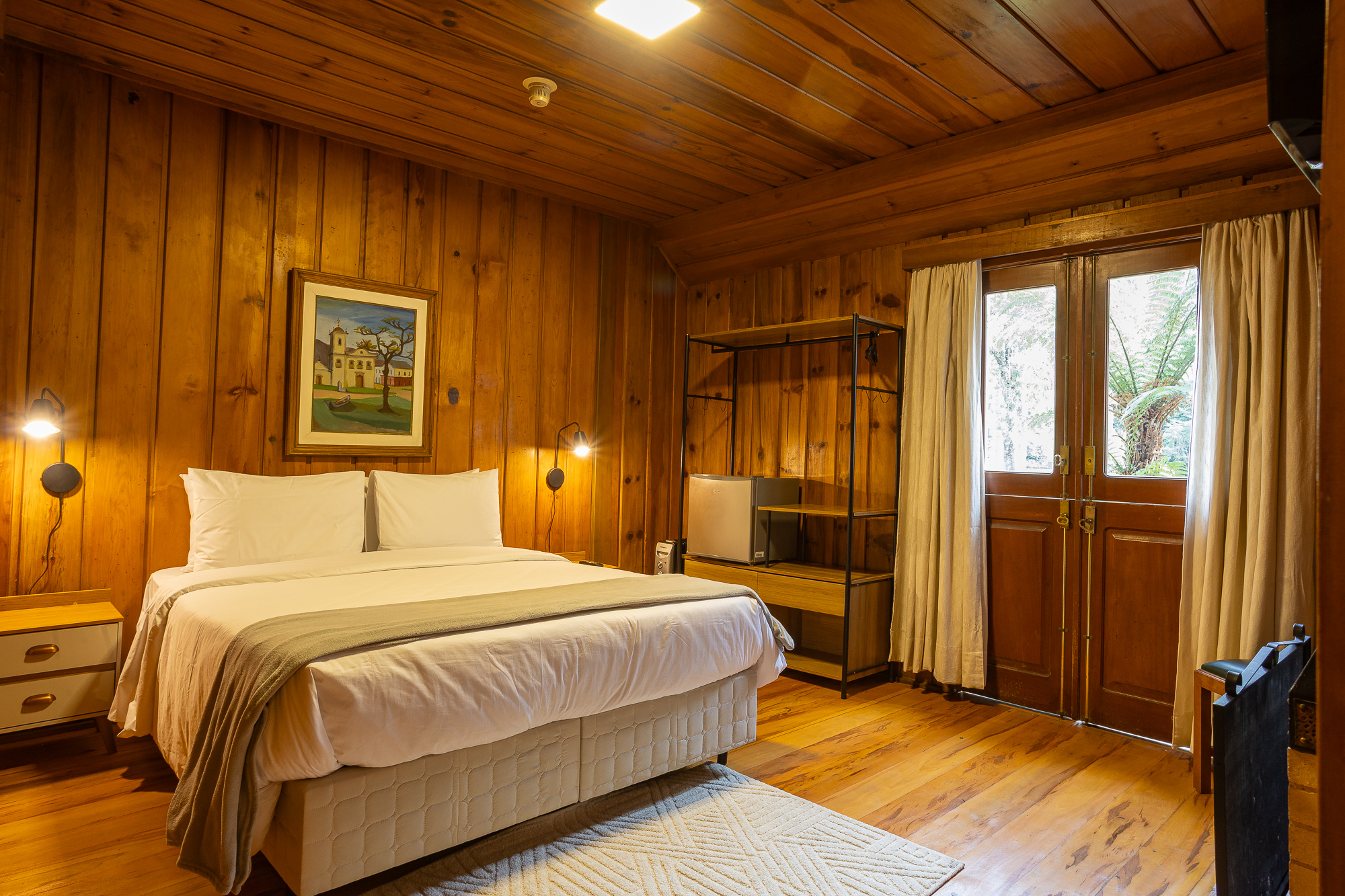 Quarto 102 — Vista geral do quarto