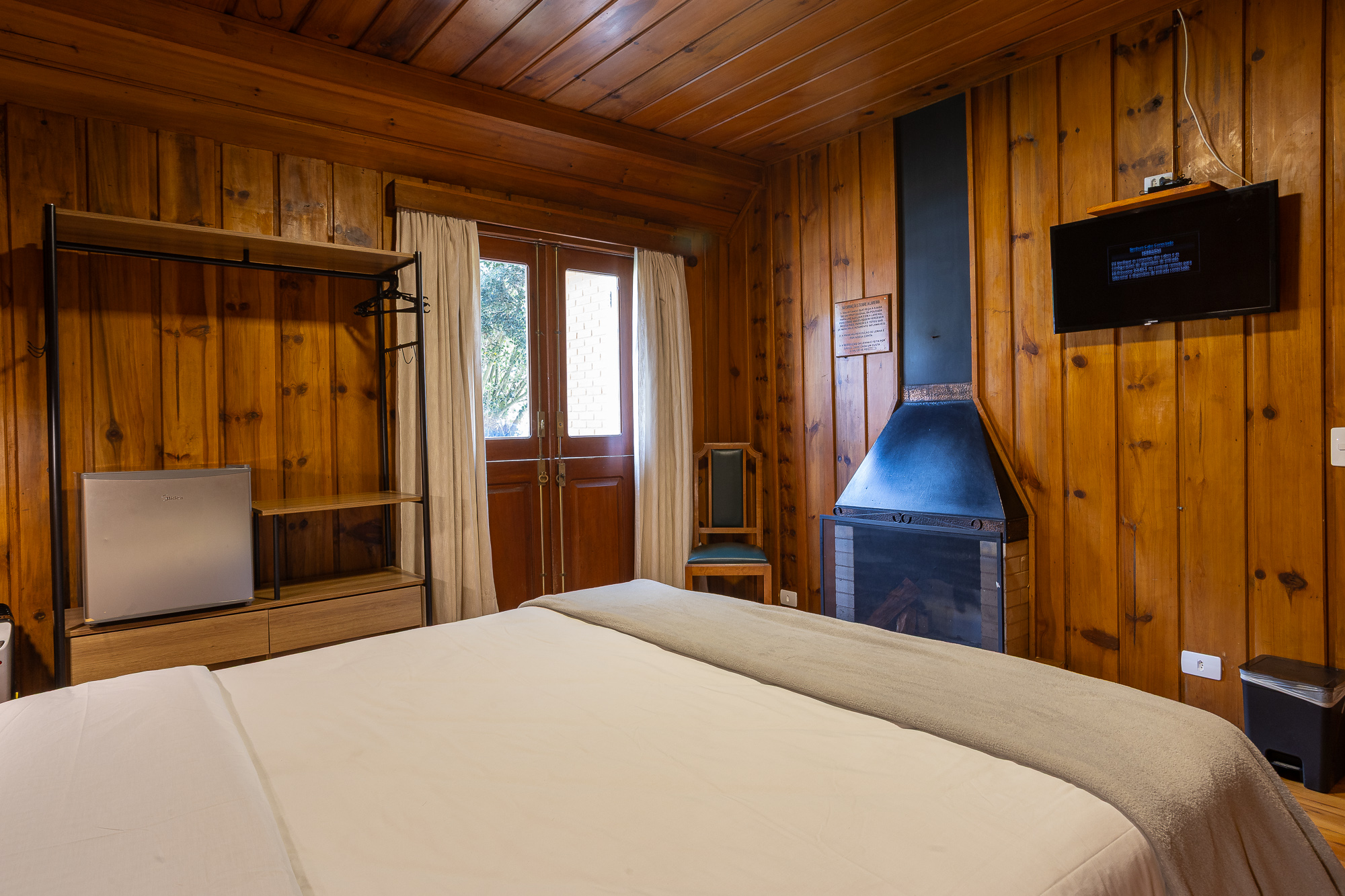 Quarto 102 — Lareira e janela