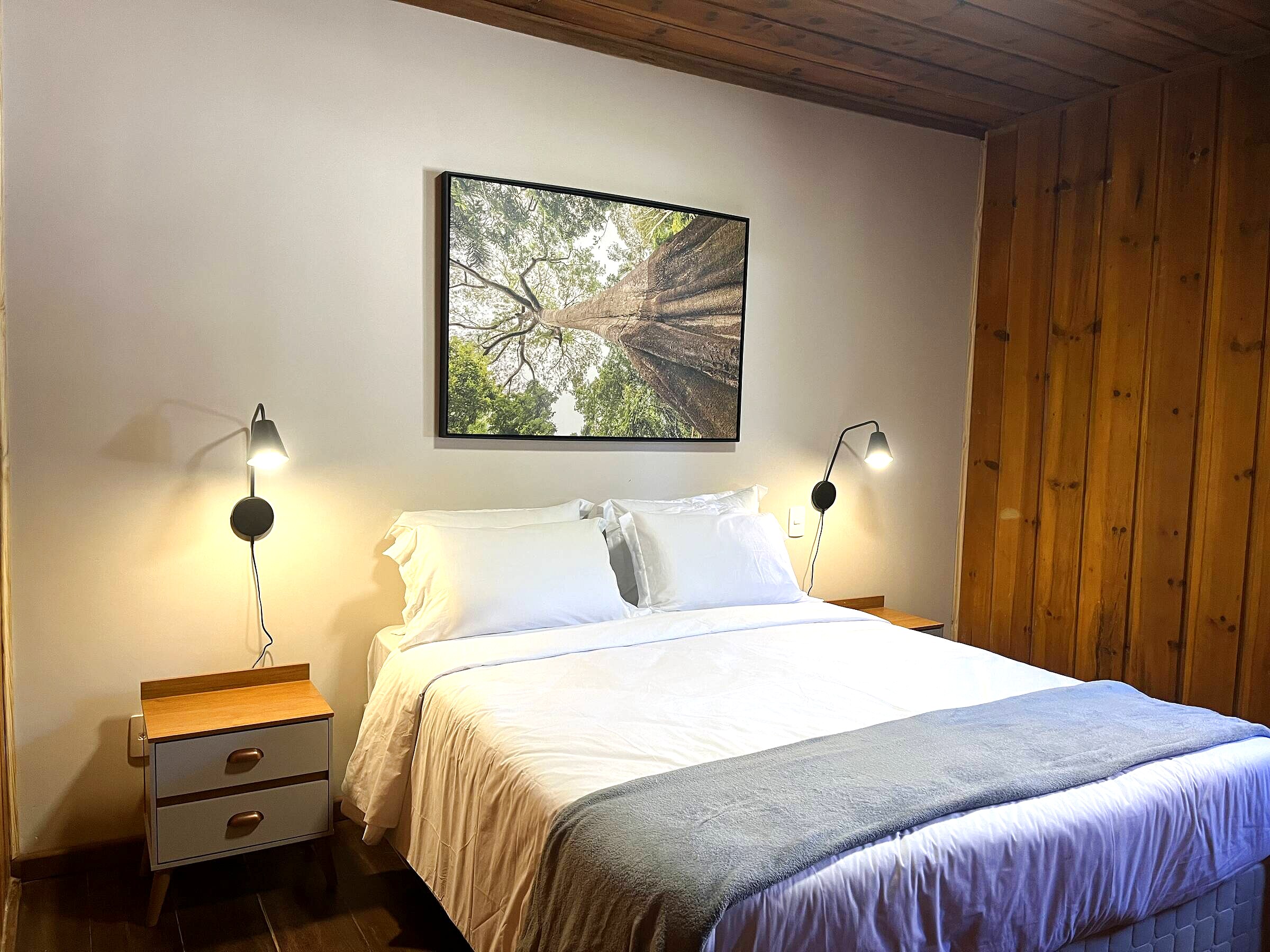 Quarto 101 — Vista frontal da cama