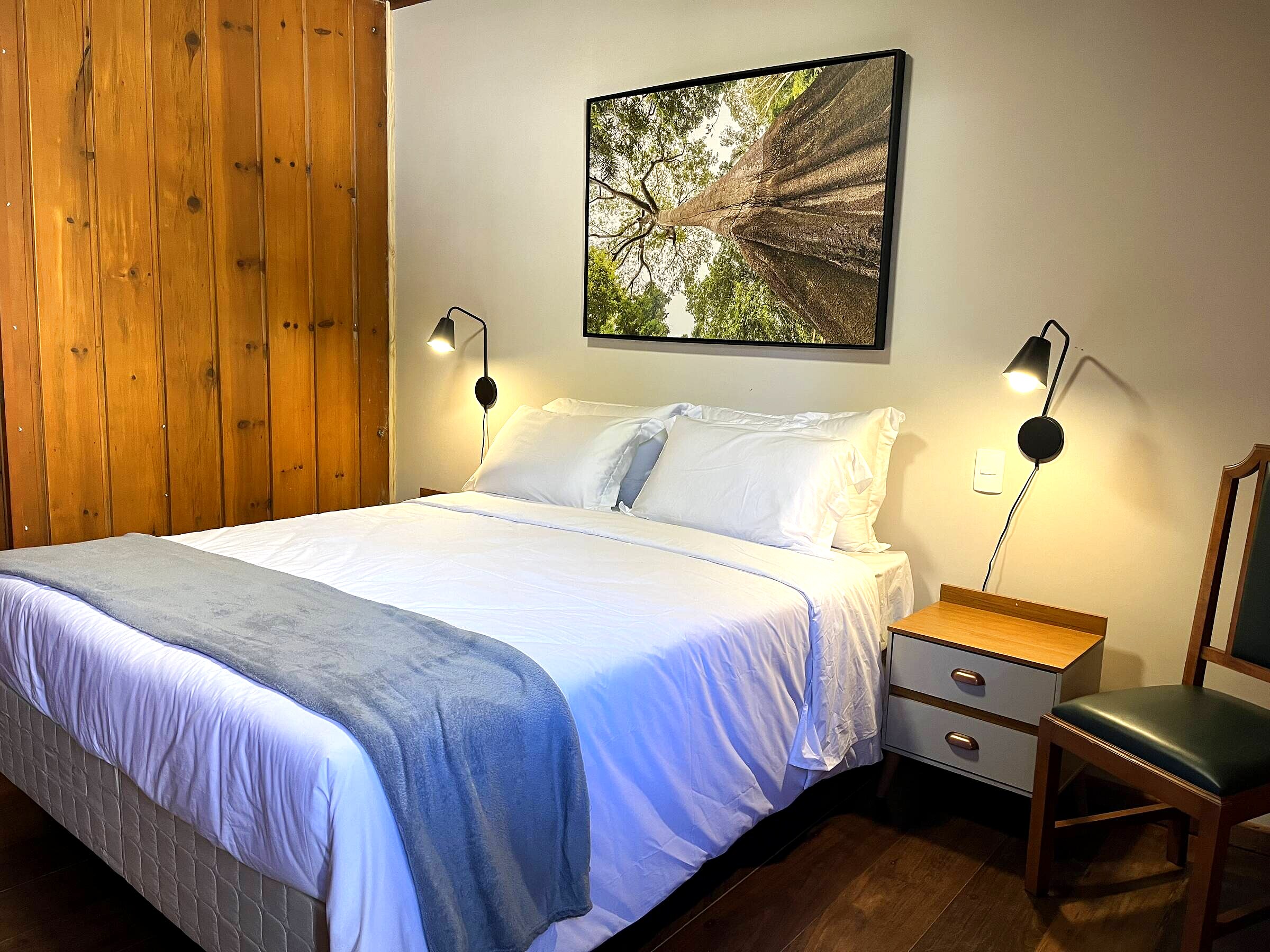 Quarto 101 — Cama de casal e mobiliário