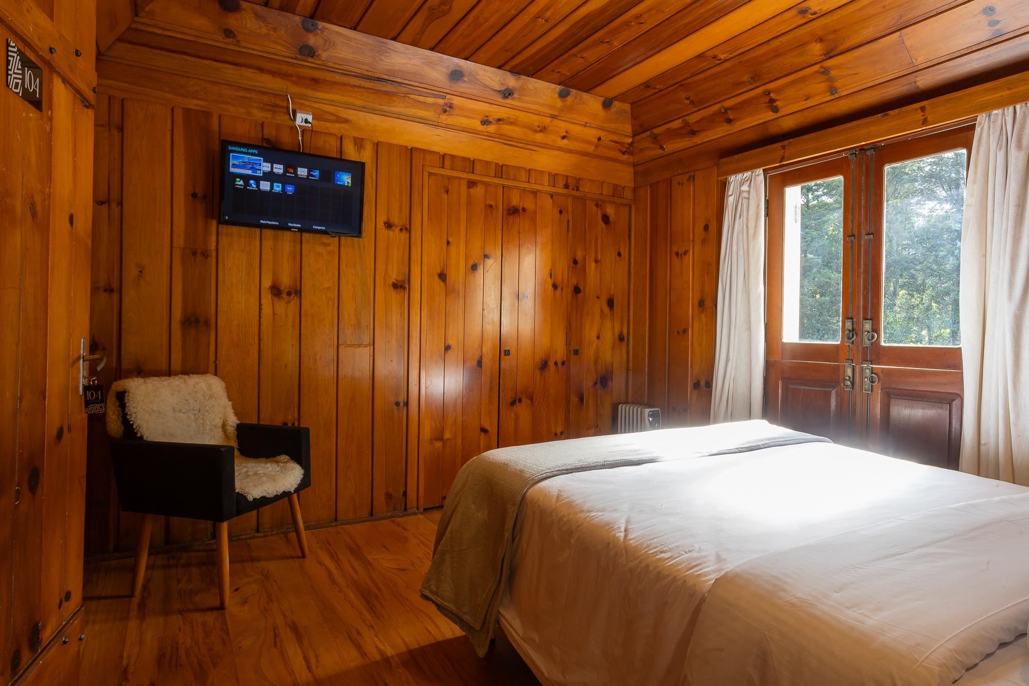 Quarto 104 — Quarto e janela