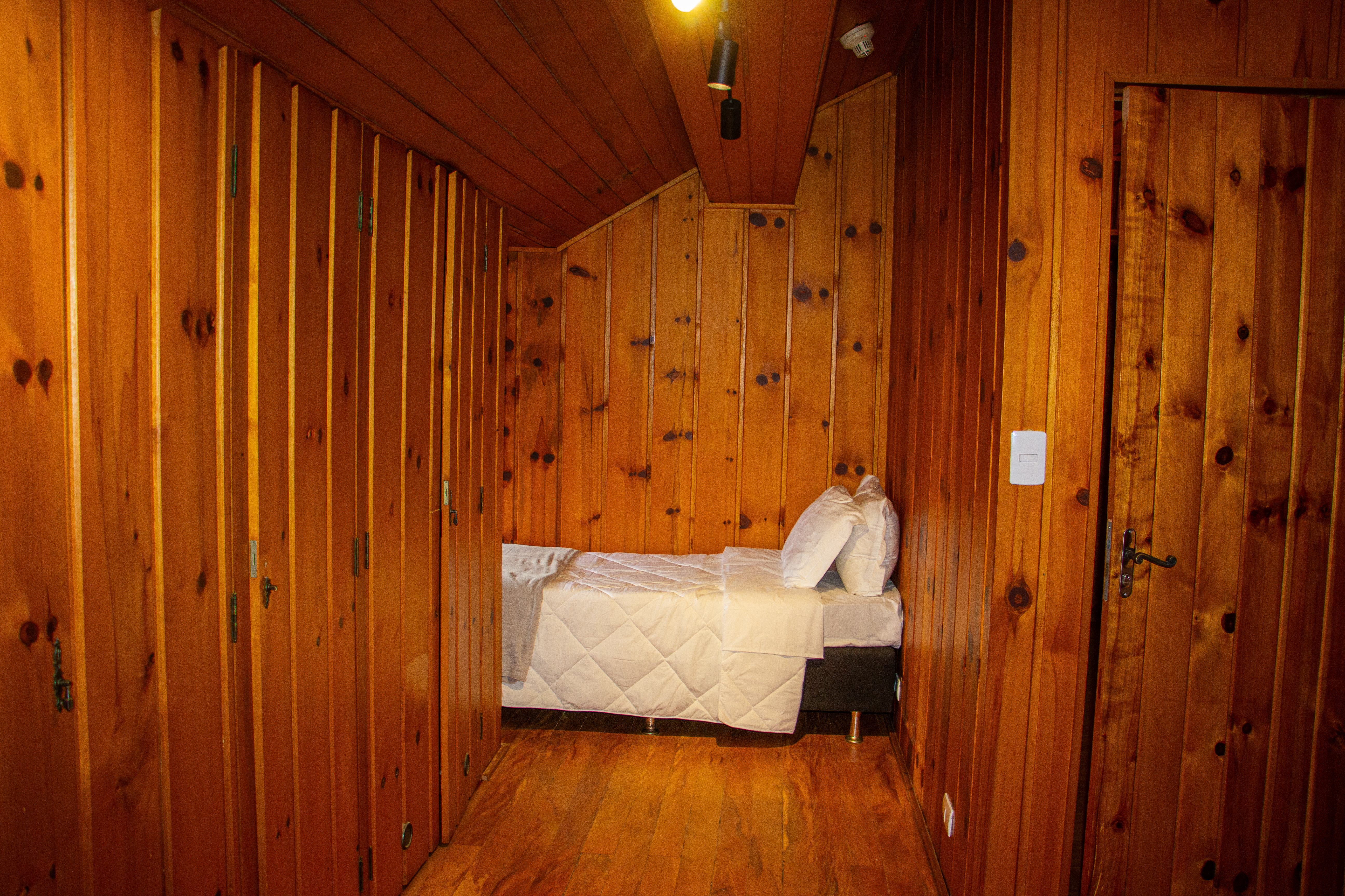 Quarto 106 — Passagem para a cama de solteiro