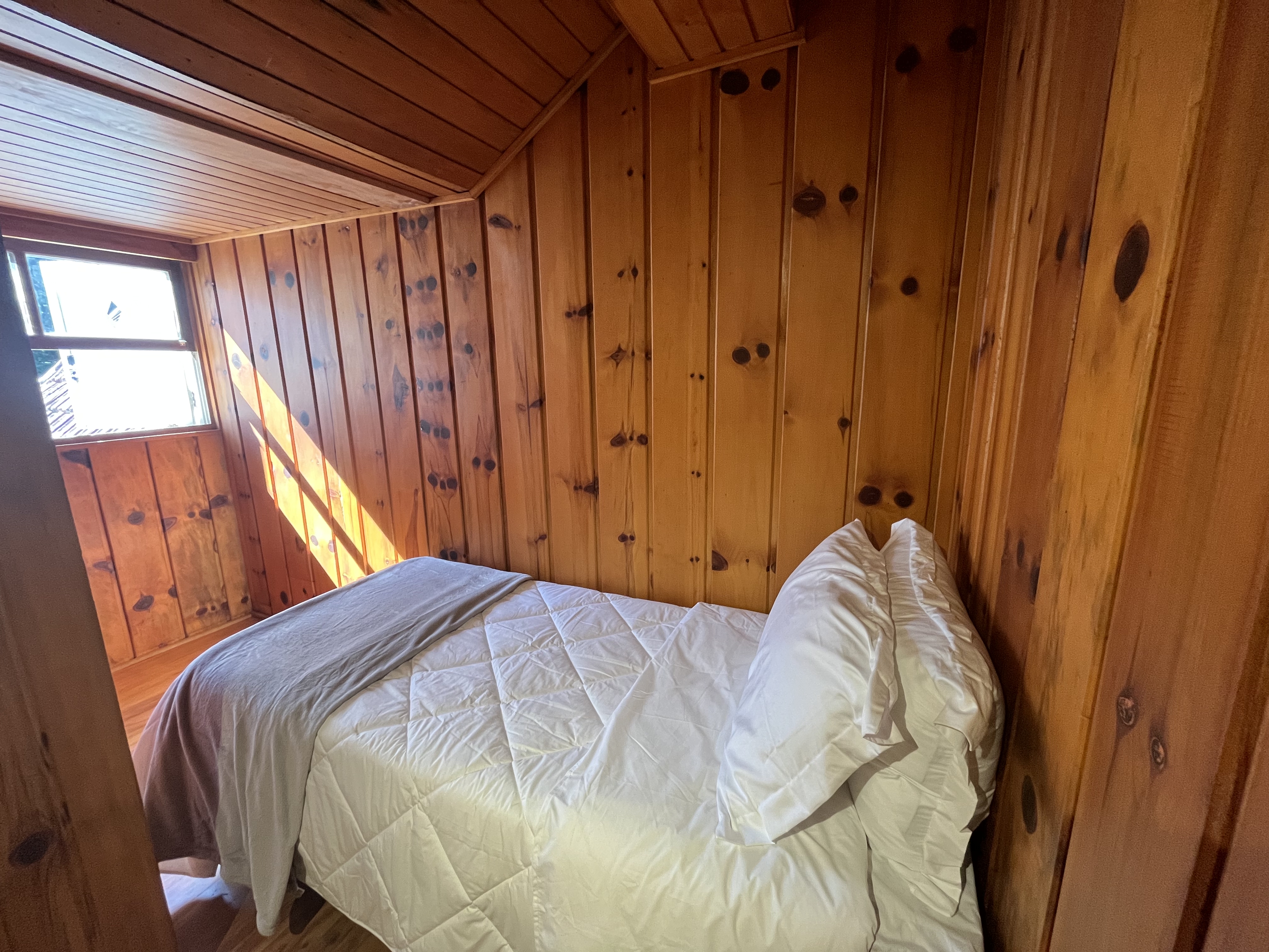 Quarto 106 — Cama de solteiro