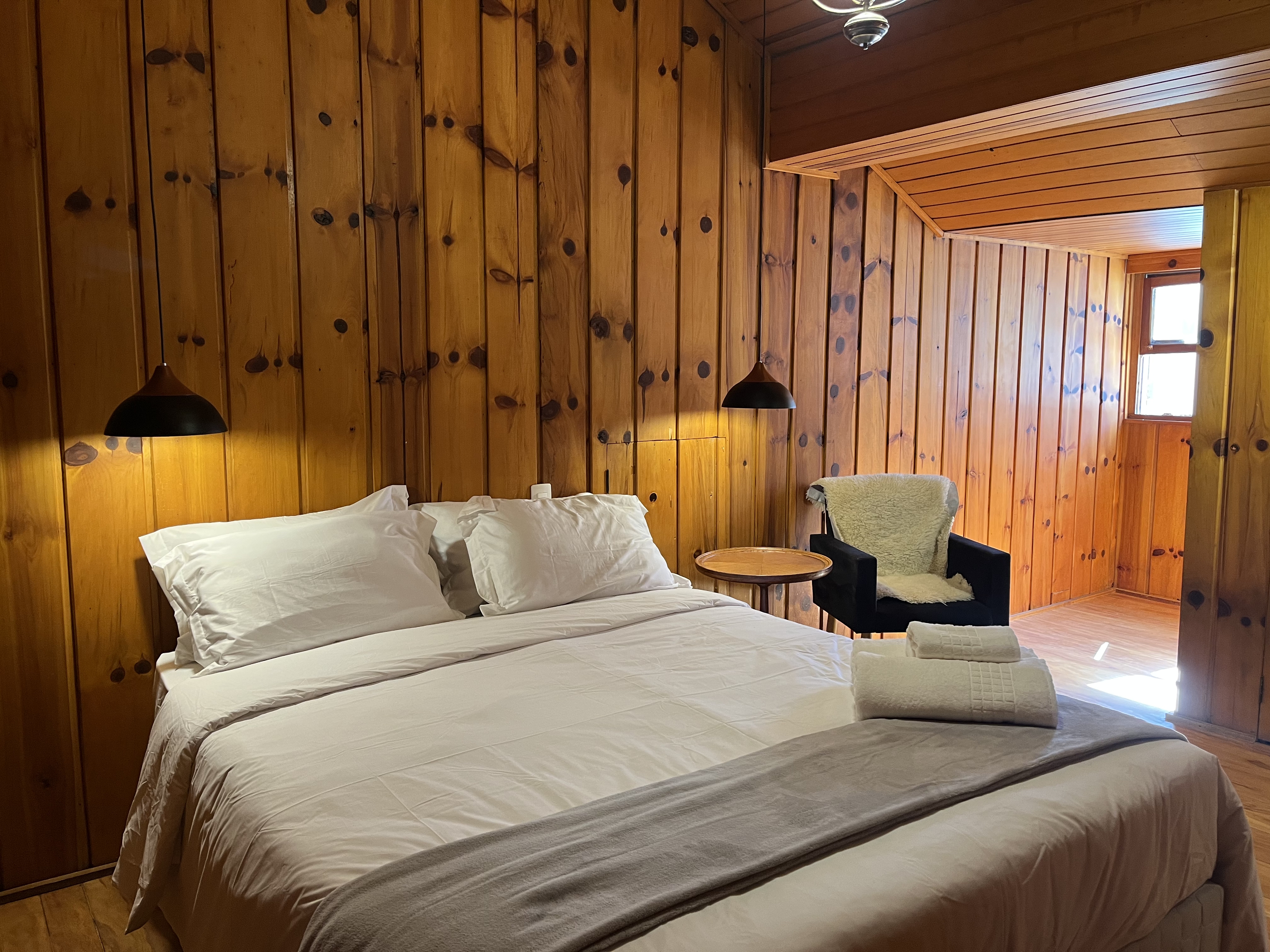 Quarto 106 — Cama e espaço de descanso