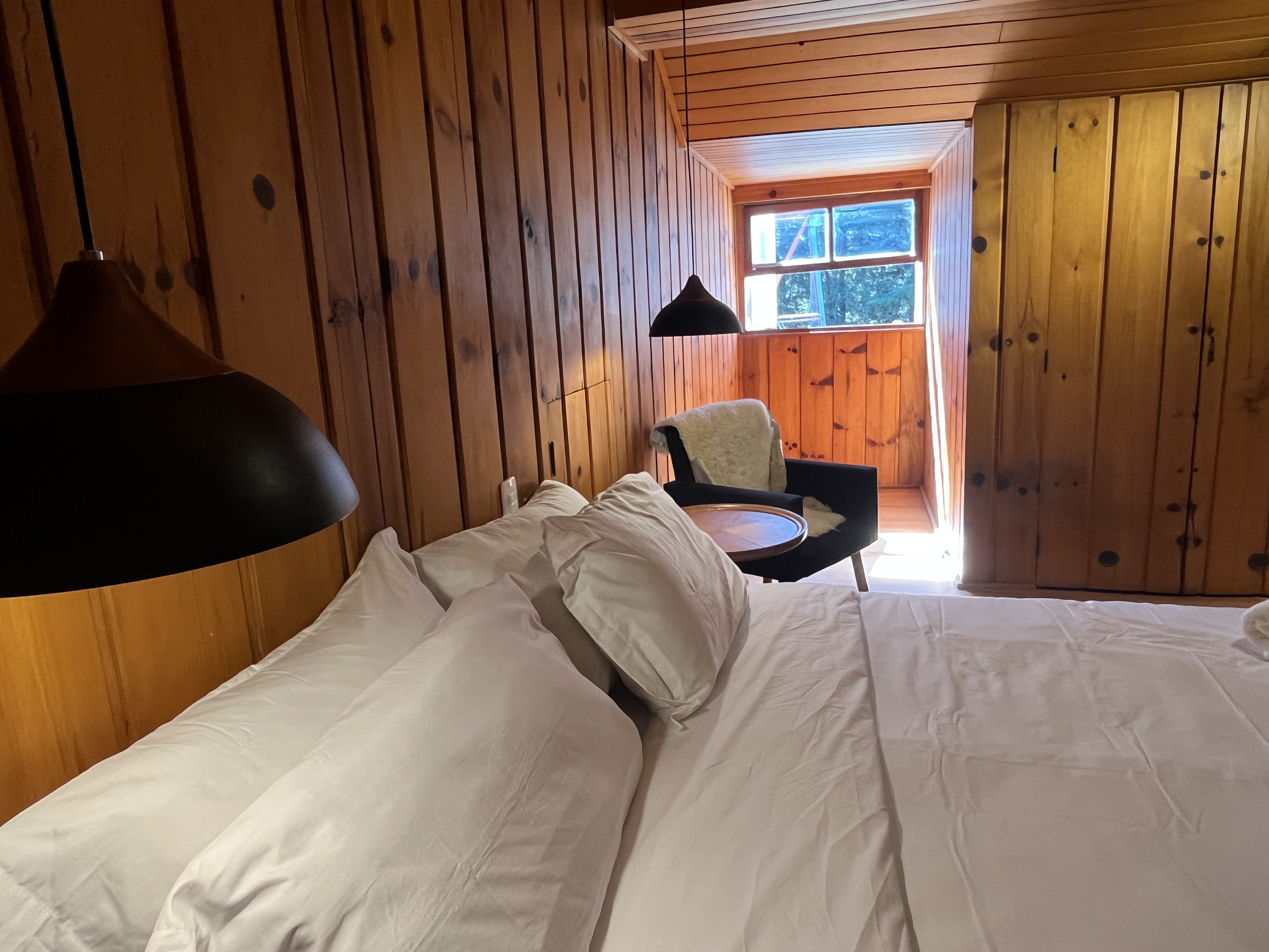 Quarto 106 — Quarto visto a partir da cama