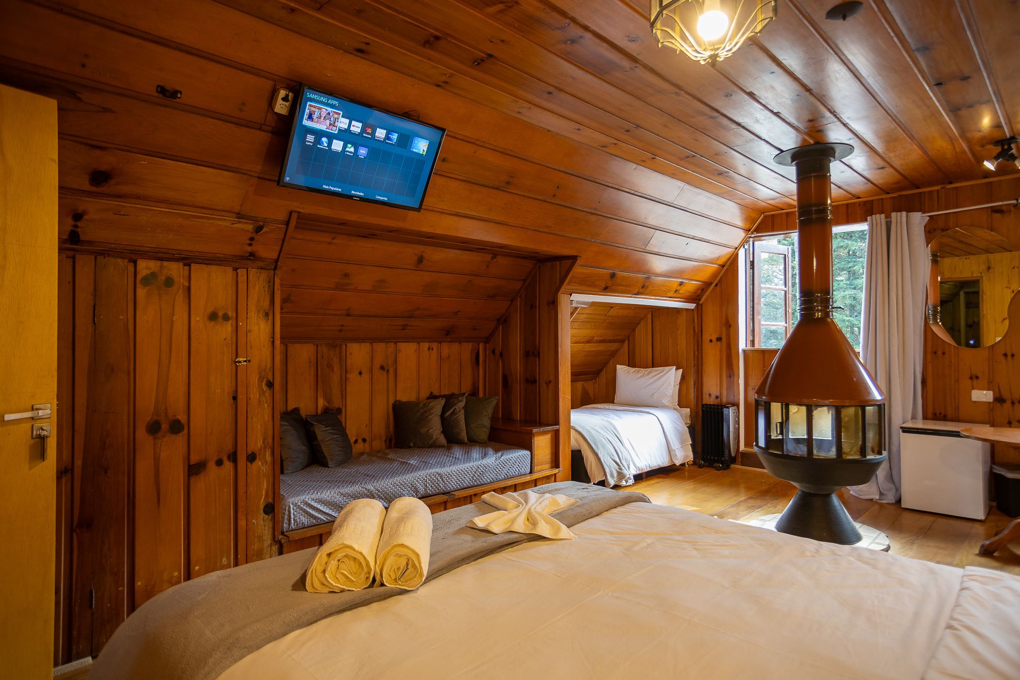 Quarto 107 — Sofá, televisão e cama de solteiro