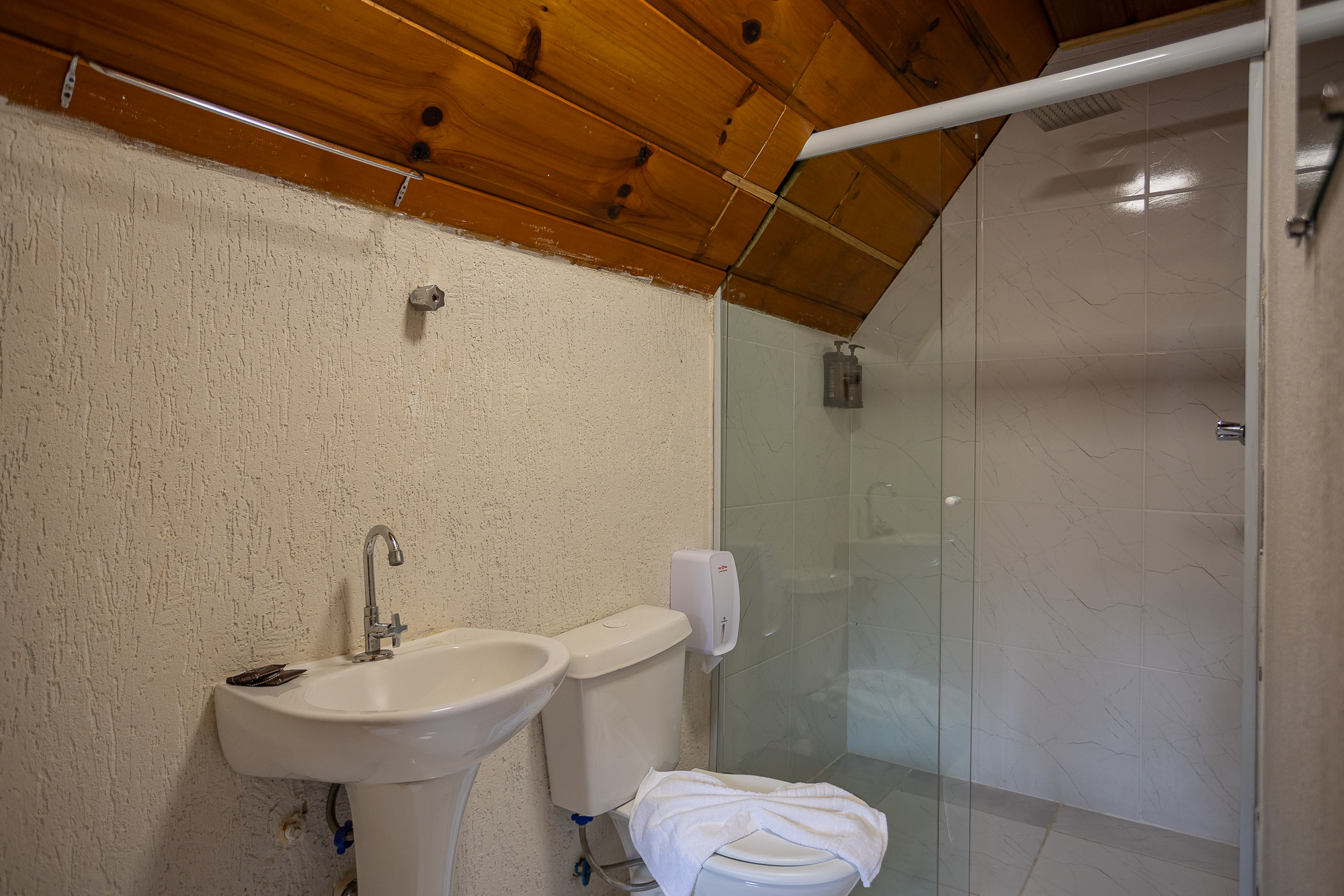 Quarto 107 — Banheiro da acomodação