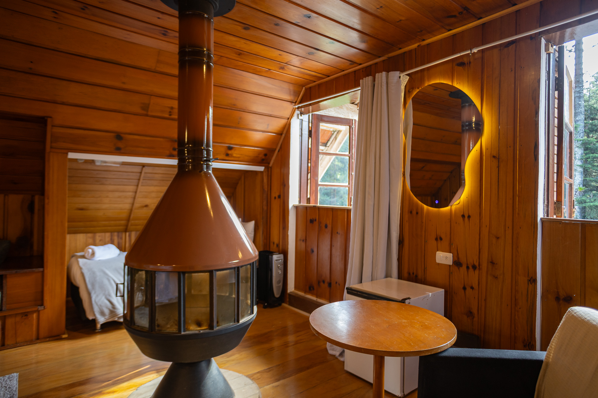Quarto 107 — Lareira e espaço de descanso