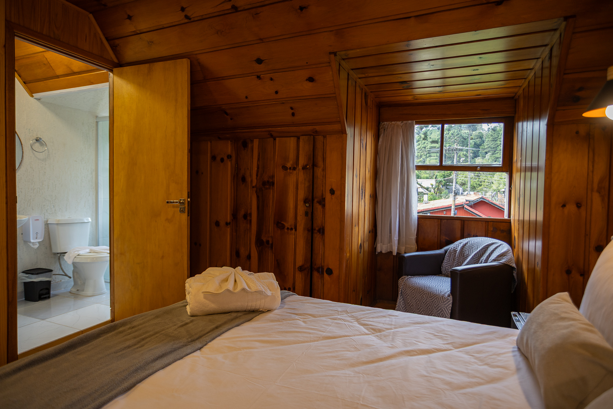 Quarto 108 — Quarto e espaço junto à janela