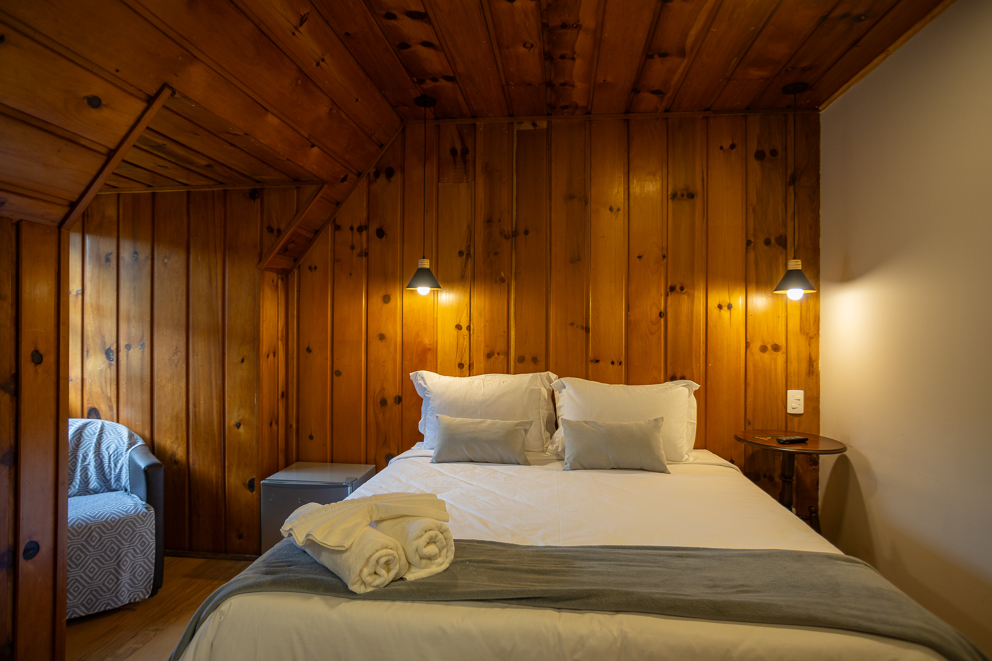 Quarto 108 — Vista frontal da cama