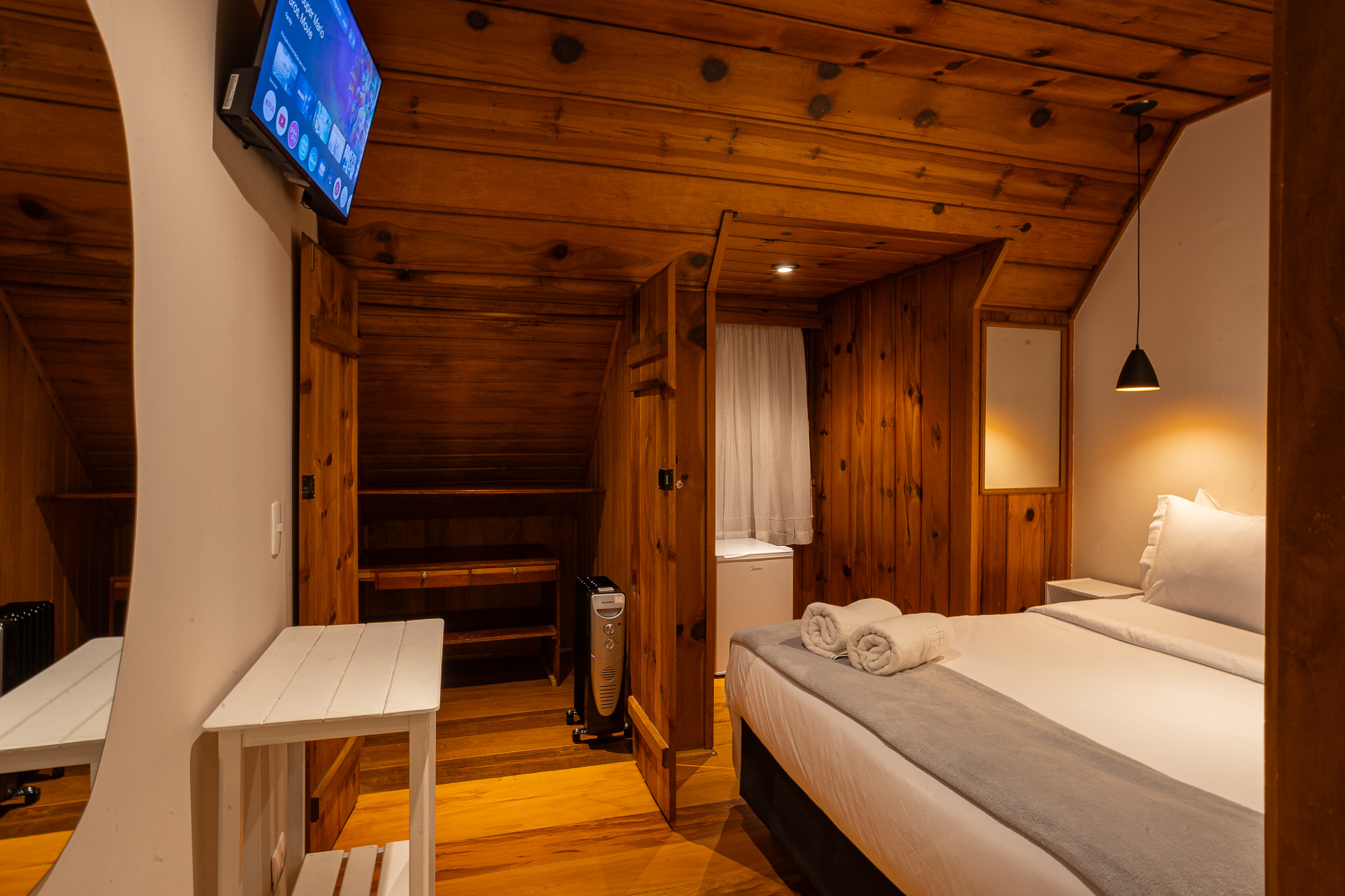 Quarto 109 — Escada e mobiliário