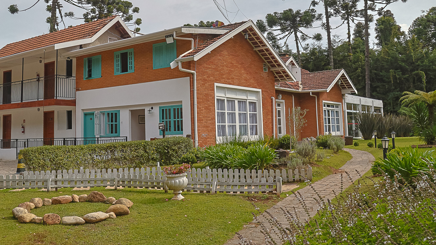 Fachada e jardins da Pousada Aray